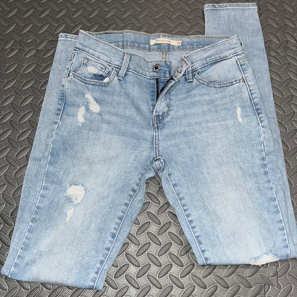 Levi super skinny jeans size 26 distressed